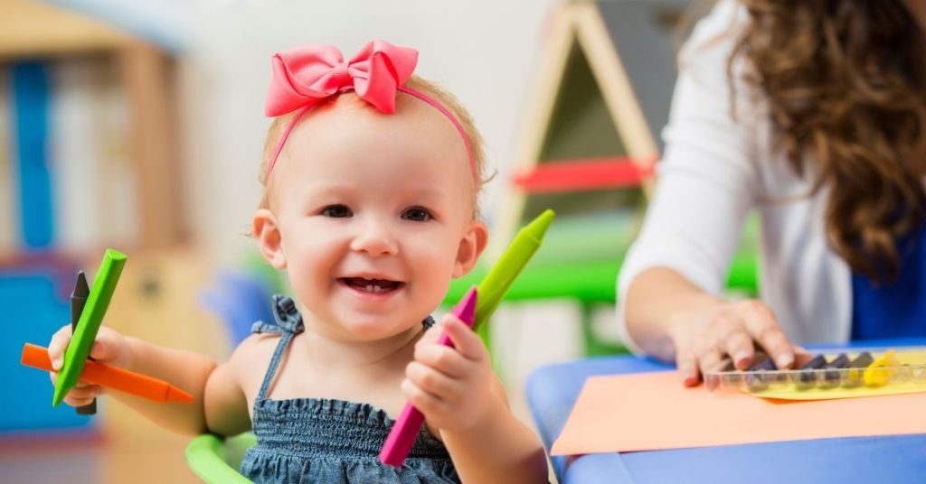 Una niña en la escuela infantil