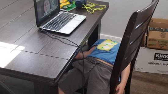 niño tumbado en la silla