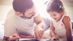 niña y padre leyendo un cuento