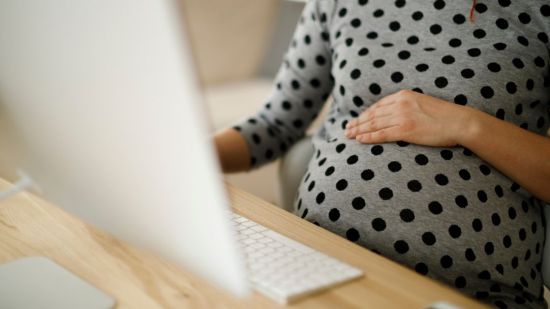 Madres trabajadoras: estas son las ayudas a las que te puedes acoger