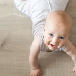 Cómo estimular el gateo del bebé: ejercicios y juegos para hacer en casa