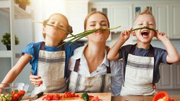 madre y niños cocinando