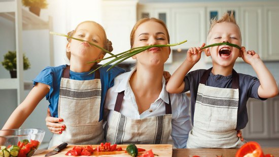 madre y niños cocinando