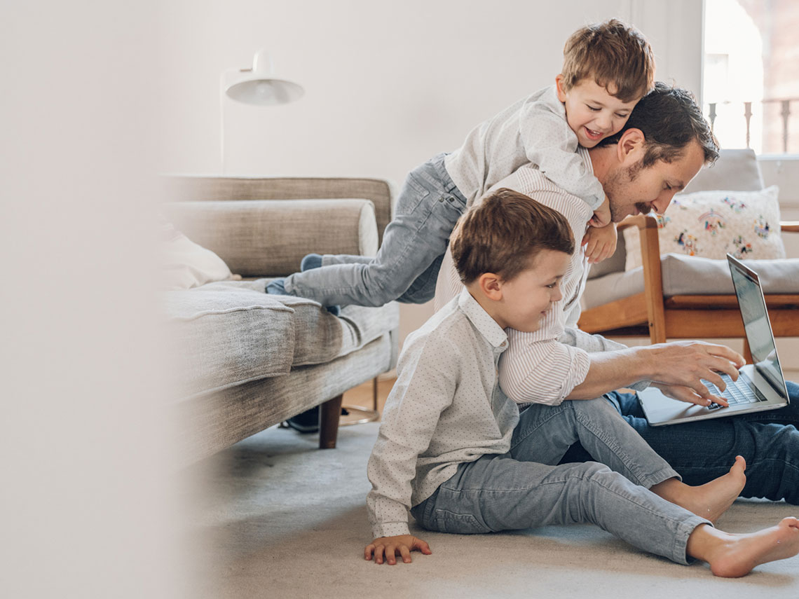 padre en casa con sus dos hijos
