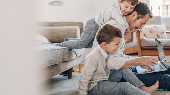 padre en casa con sus dos hijos