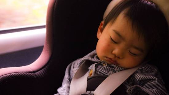 ¿Es bueno que el bebé se duerma en el coche?