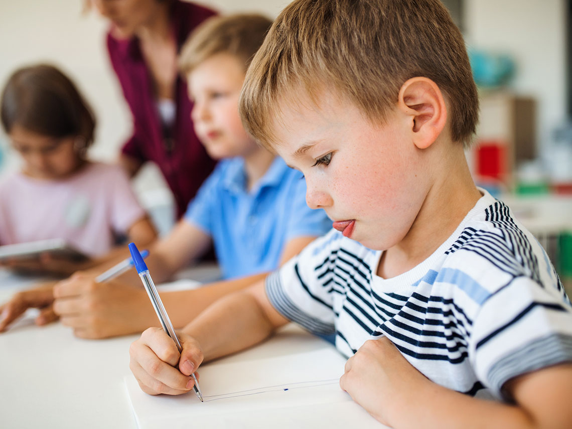 niño escribiendo a mano