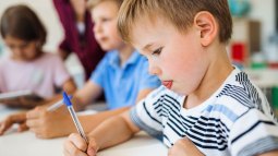 niño escribiendo a mano