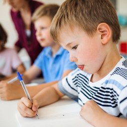 niño escribiendo a mano