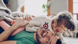 padre e hija jugando