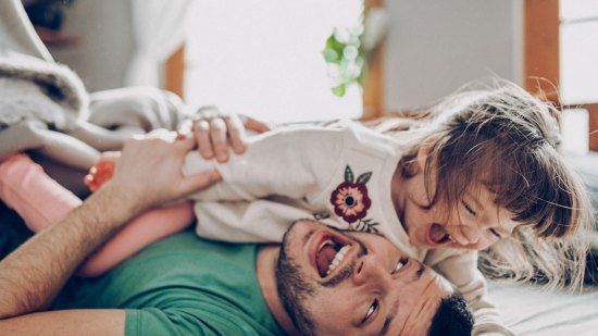 padre e hija jugando