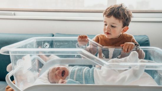 Llega un nuevo hermano: consejos para evitar los celos