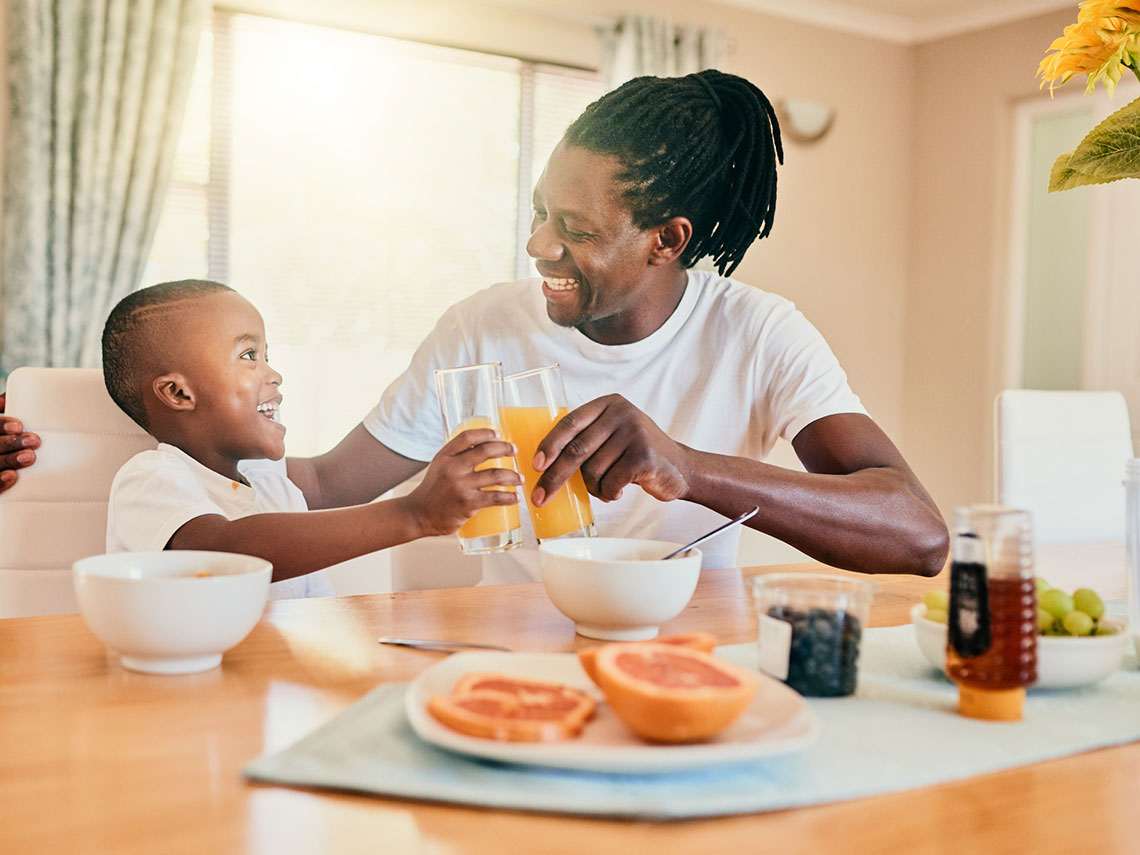 padre e hijo desayunando