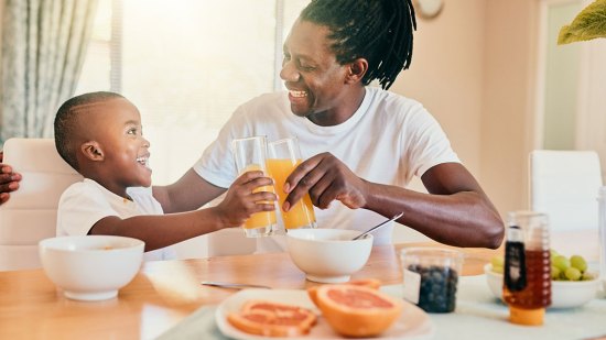 padre e hijo desayunando