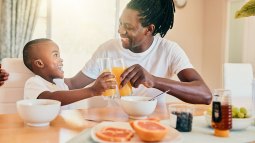 padre e hijo desayunando