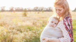 Mamá porteando a su bebé