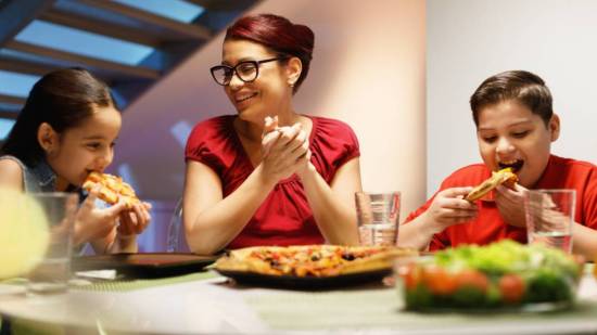 Cenar después de las nueve tiene consecuencias graves para los niños según un estudio de Harvard
