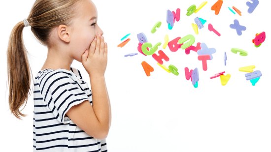 niña de perfil y letras de colores