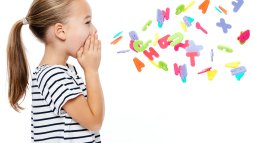 niña de perfil y letras de colores