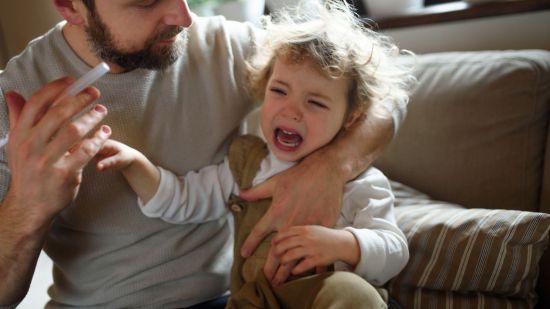 Trucos creativos para dar las medicinas a niños pequeños