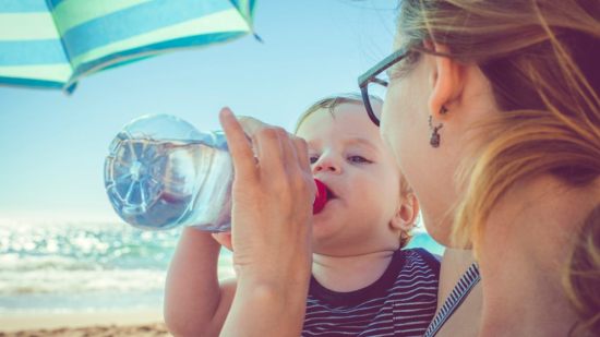 Cómo hidratar a un bebé en verano