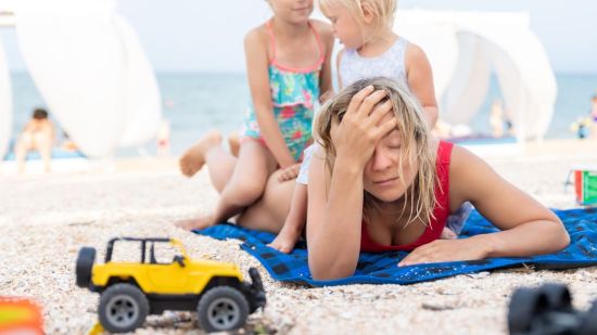Las vacaciones de verano aumentan el estrés de los padres: ¿cómo gestionarlo?