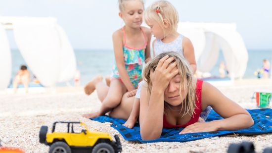 Las vacaciones de verano aumentan el estrés de los padres: ¿cómo gestionarlo?