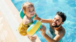 ¿Cómo puedo ayudar a mi hijo a quitarse los manguitos?