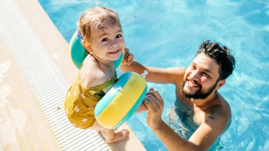 ¿Cómo puedo ayudar a mi hijo a quitarse los manguitos?