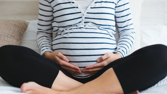 Los movimientos del bebé en la barriga de la mamá
