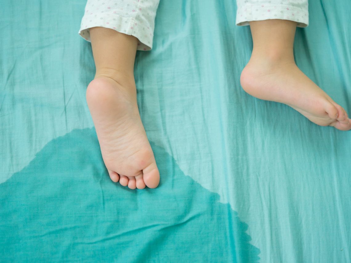Mi hijo sigue haciéndose pis en la cama: ¿cómo ayudarle?