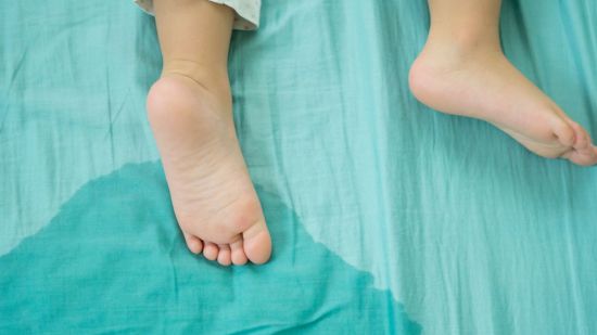 Mi hijo sigue haciéndose pis en la cama: ¿cómo ayudarle?