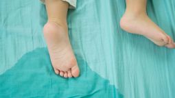 Mi hijo sigue haciéndose pis en la cama: ¿cómo ayudarle?