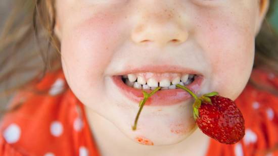 niña con fruta