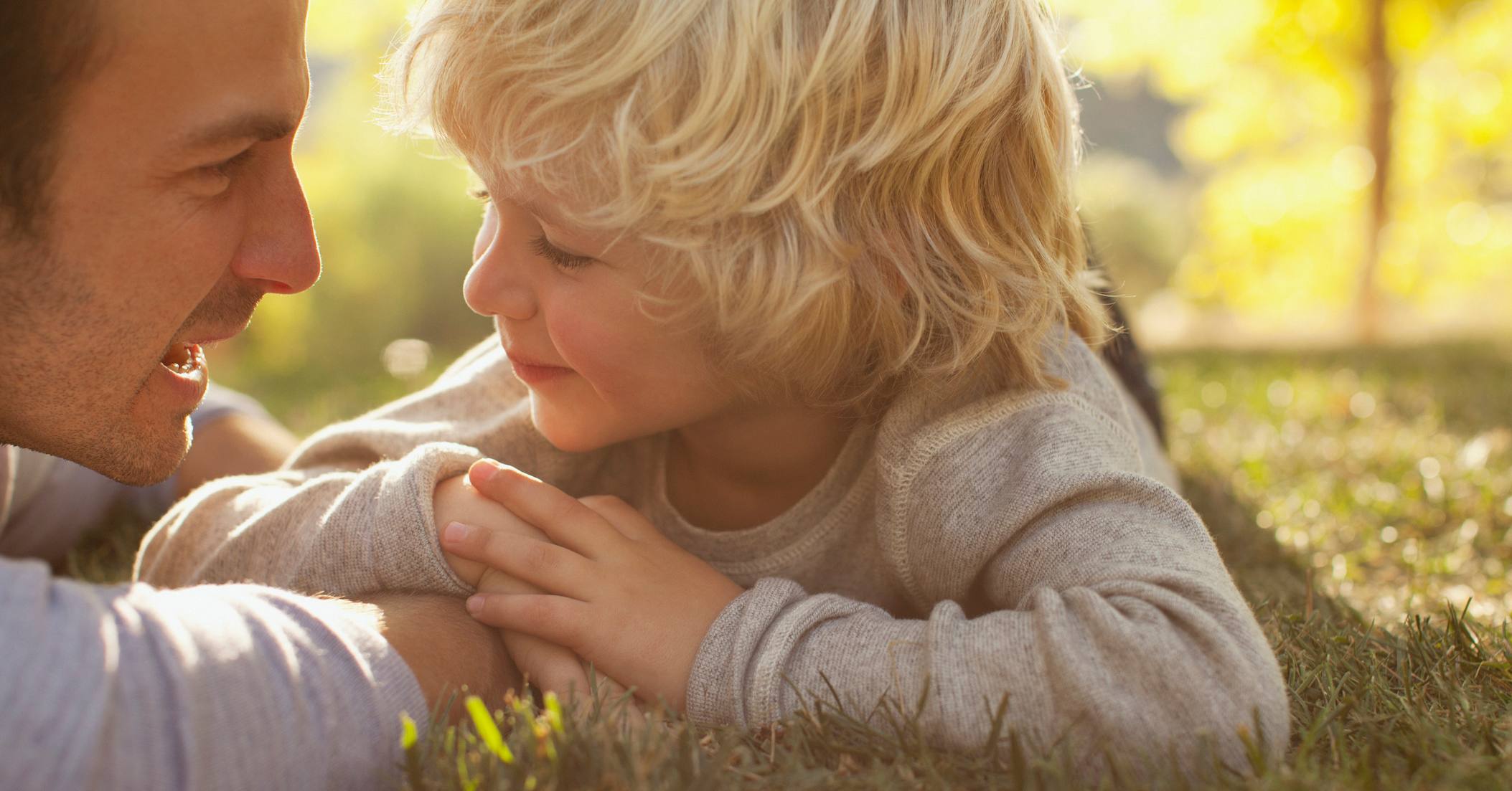 Si tu hijo te interrumpe mientras hablas todo el tiempo, prueba a hacer lo siguiente
