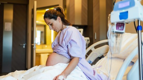 Por qué la posición de litotomía no es la más adecuada para parir