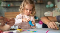 Cómo hacer plastilina sensorial con niños: el experimento que les encantará