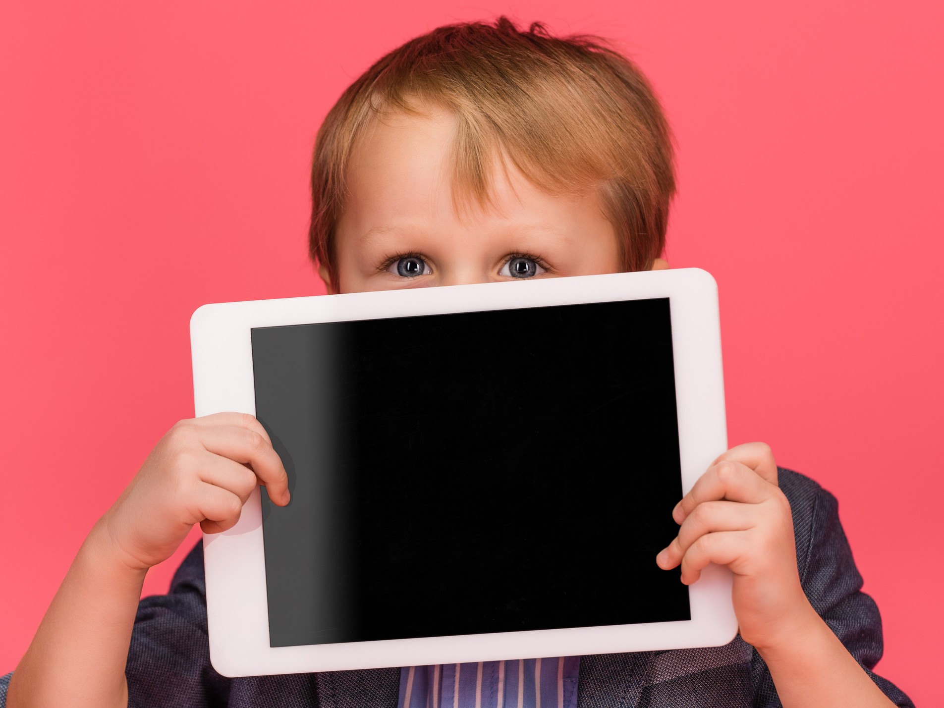 Niño con tablet