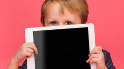 Niño con tablet