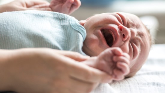 ¿Los bebés deben llorar al nacer?