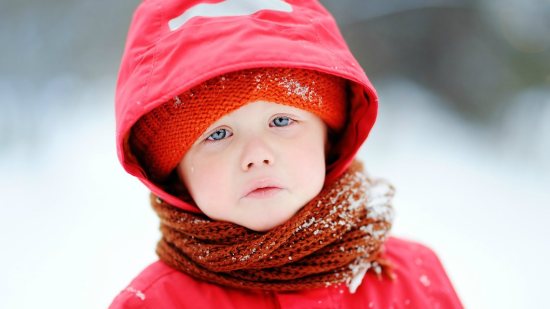 Cómo conseguir que el niño se ponga el abrigo y use ropa de invierno
