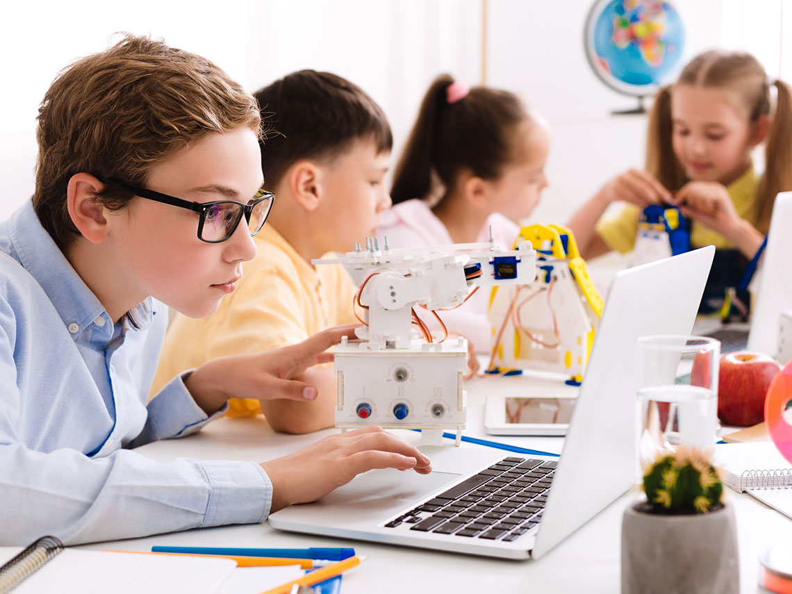 niños en una clase tecnológica