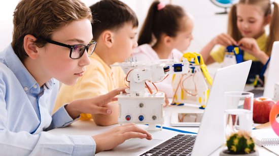niños en una clase tecnológica
