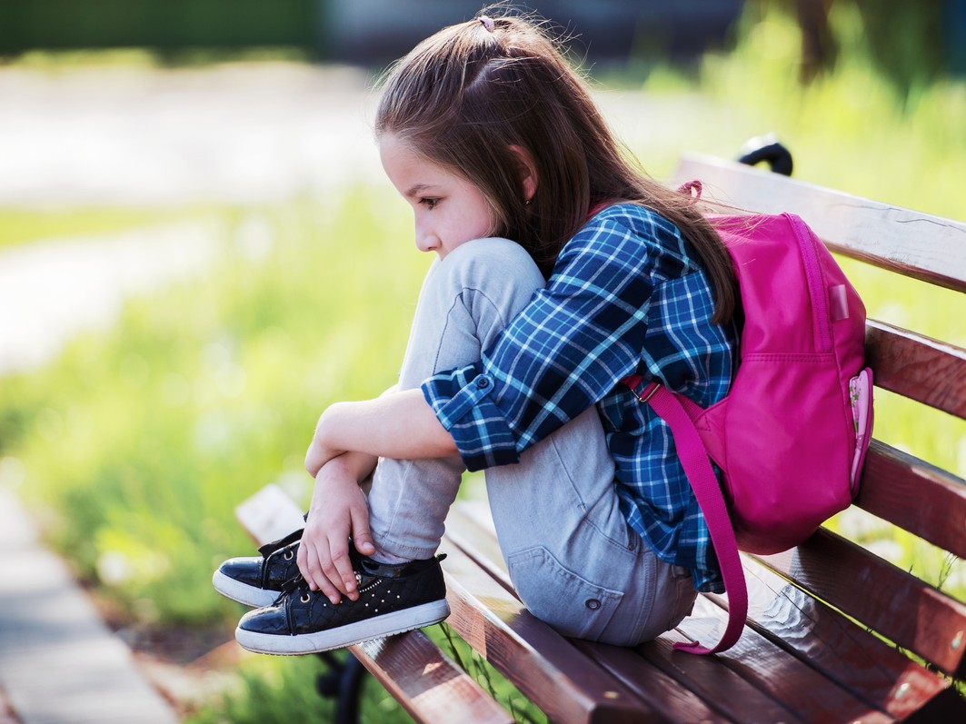 Niña triste en el colegio