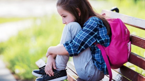 Niña triste en el colegio
