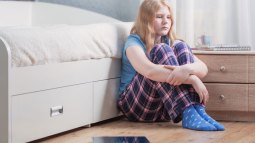 chica triste frente a la báscula