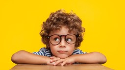 Niño con gafas (Foto: iStock)