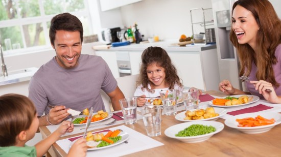 Familia comiendo (Foto: iStock)