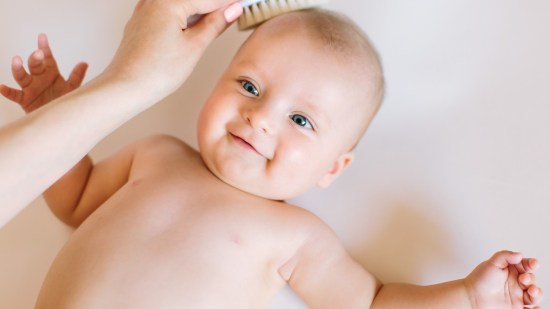A mi bebé no se le cae el pelo con el que nació: ¿es normal?
