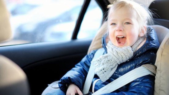 Cómo mantener al niño abrigado en un asiento de seguridad sin abrigo